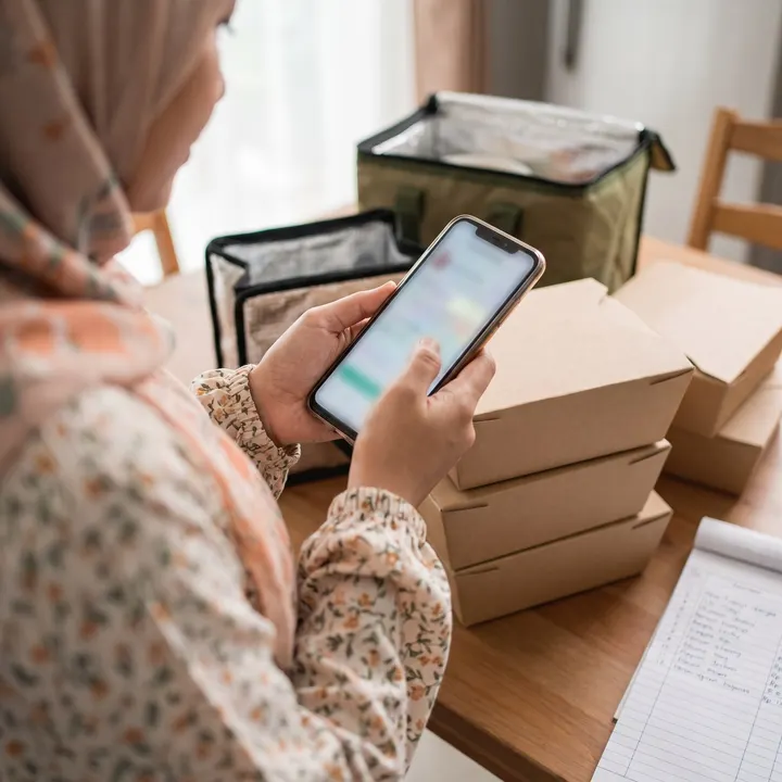 Peniaga sibuk antara kotak dan phone